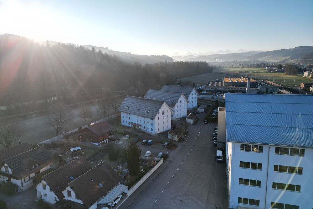 Oberburg BE, rechts das Speicher-Produktionsgebäude der Jenni Energietechnik AG.